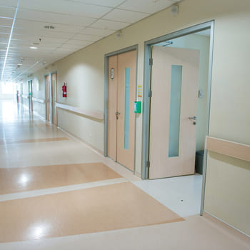 Открытые двери в коридоре клиники