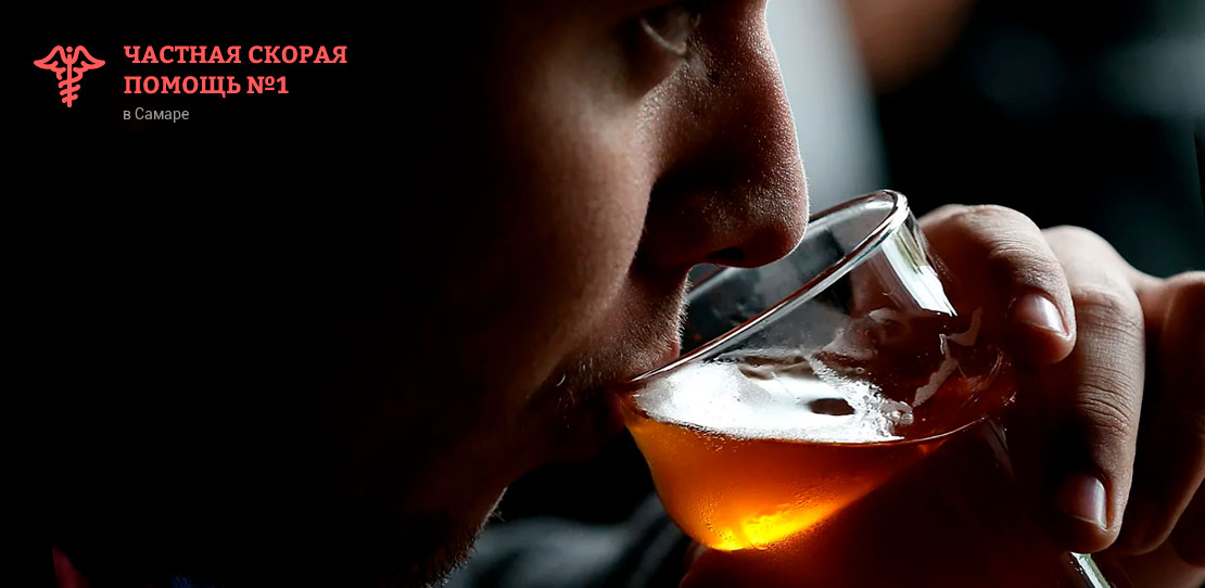 Алкоголик пьёт пиво из стакана